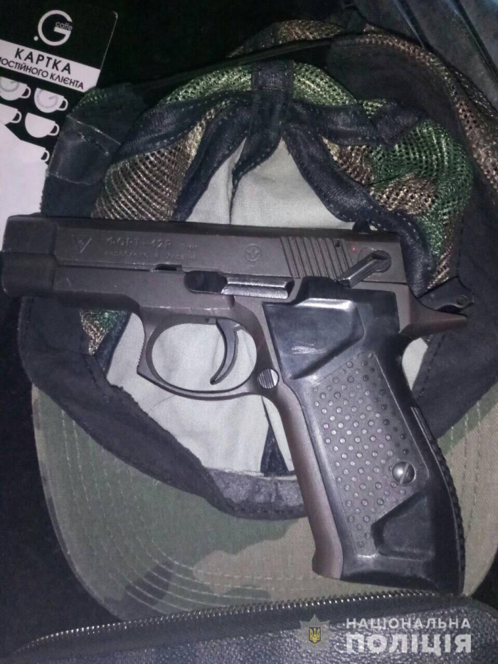 Чотирьох ужгородських юнаків з пістолетами та наркотиками затримала поліція в Чопі