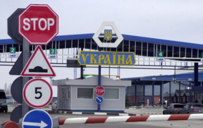 Митники Закарпаття про автомобільну "тягнучку" на прикордонному переході в Ужгороді