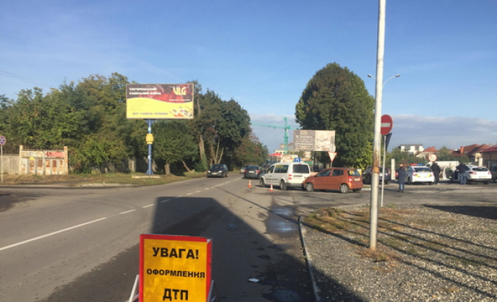 Дві іномарки жорстко "поцілувалися" біля "Епіцентру" в Ужгороді