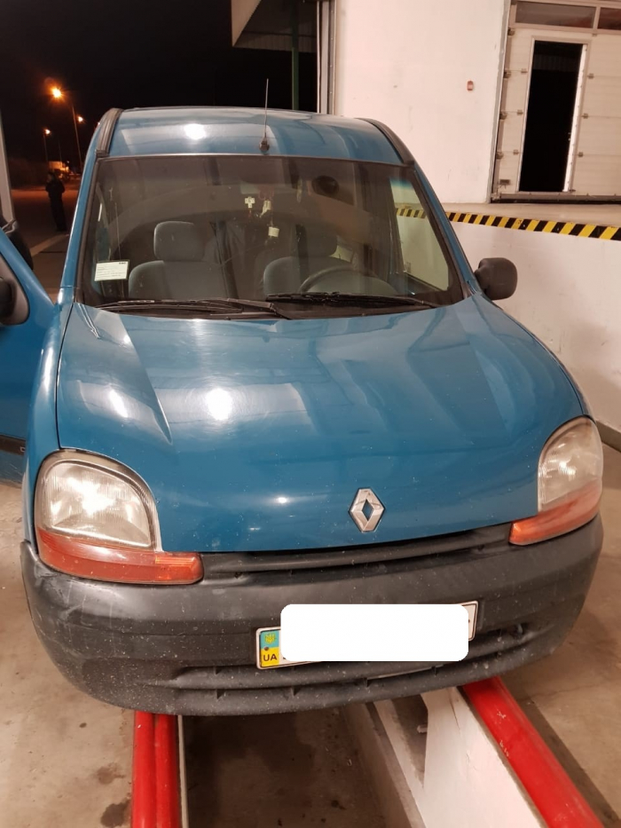 Закарпатські прикордонники виявили тайник з цигарками в автомобілі українця