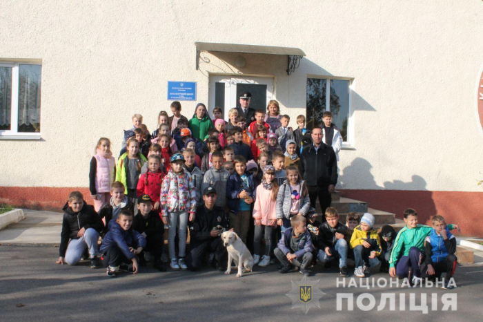 Діти в захваті від чотирилапих вихованців закарпатських поліцейських (ФОТО)