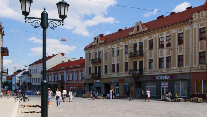 В Ужгороді триває капітальний ремонт площі Шандора Петефі