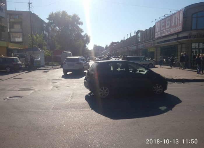 Обійшлося без жертв? Автопригода на перехресті на "Білочці" в Ужгороді