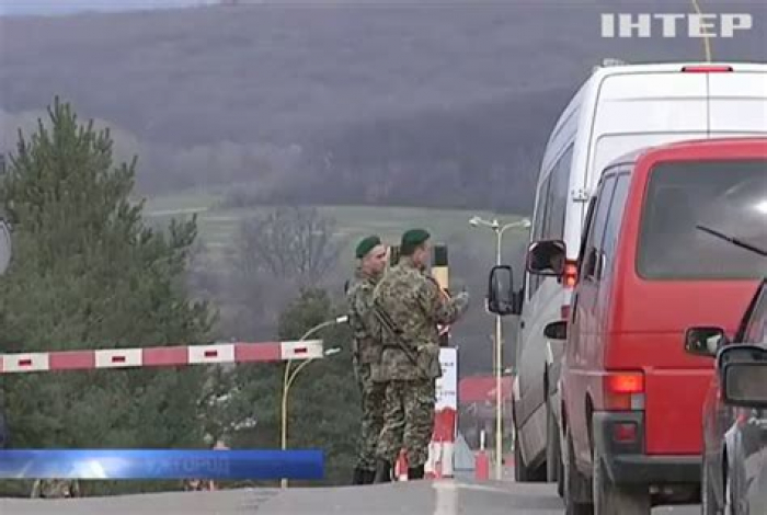 На кордоні зі Словаччиною зупинили легковик іноземця "не з тим кузовом"