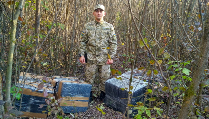 Чотири тисячі пачок курива кинули переслідувані "зеленими кашкетами" контрабандисти поблизу кордону Закарпаття з Румунією