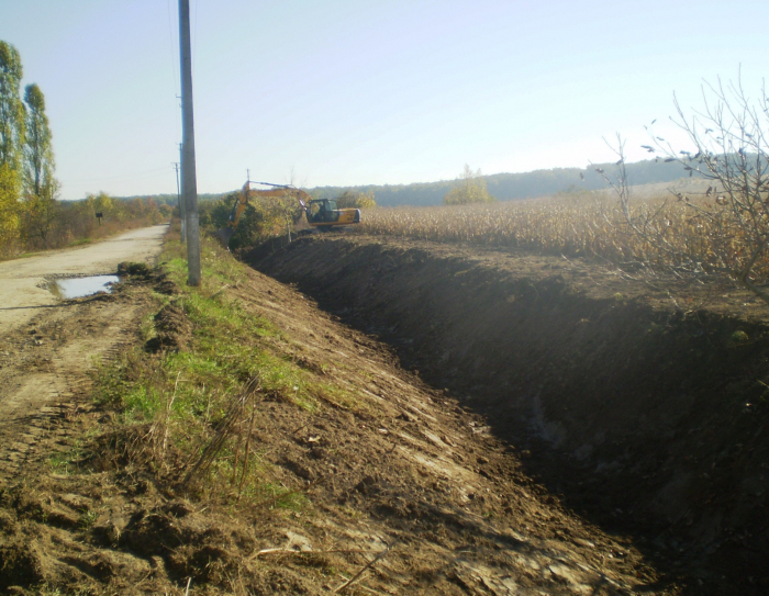 Закарпатські водогосподарники розчищають канали на Берегівщині