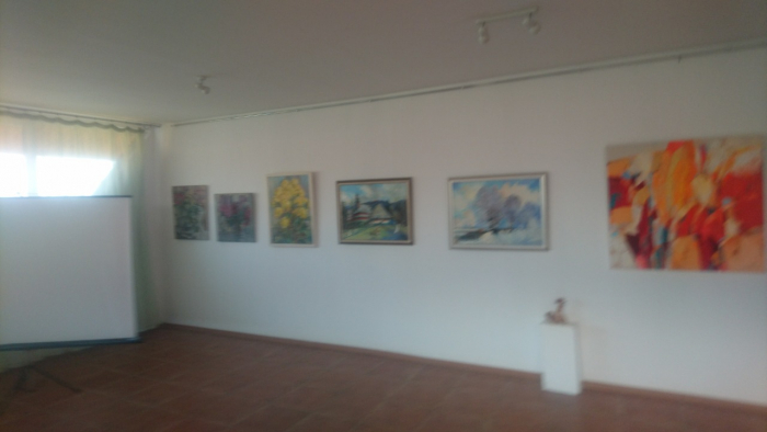 Благодійна виставка-продаж робіт відомих закарпатських художників відкрилася в Ужгороді