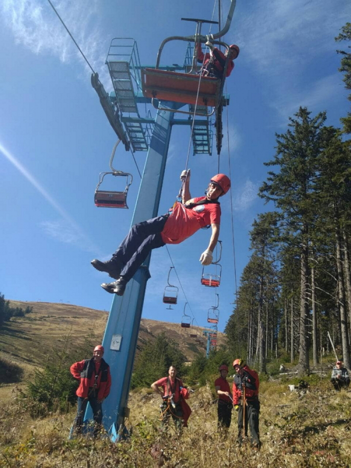Як рятувати життя людей у засніжених Карпатах, вчилися гірські рятувальники Закарпаття
