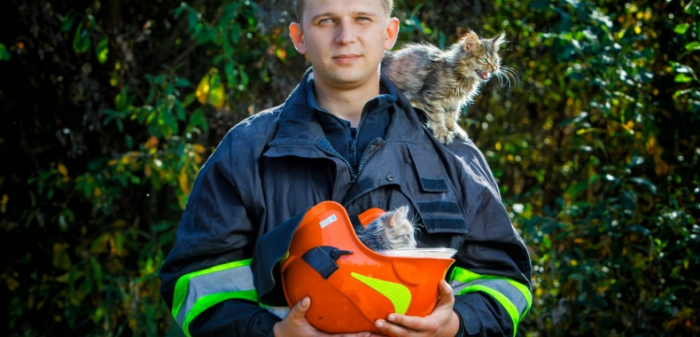 Рятувальники Закарпаття знялися в милій фотосесії з тваринами
