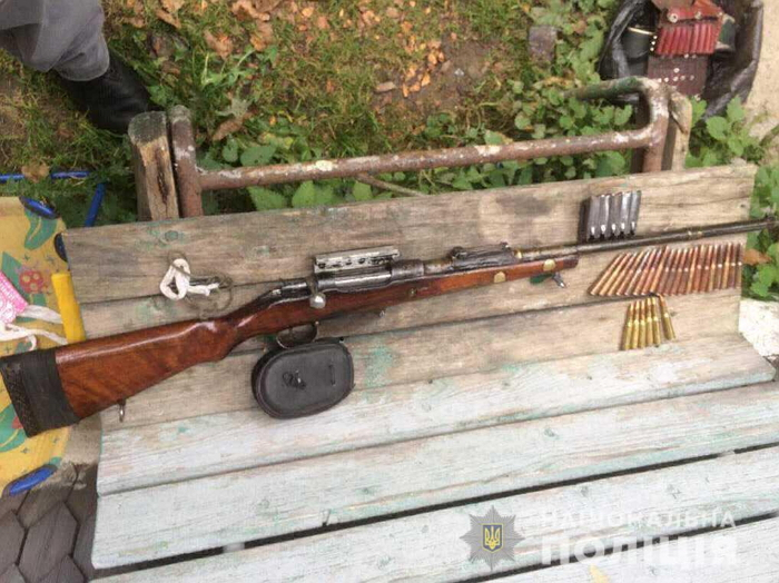 Закарпатець заявив, що знайдений полісменами вогнепал належав його покійному батьку