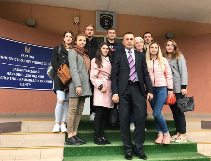 Майбутніх правознавців в Ужгороді вчили, як виявляти й ідентифікувати сліди папілярних візерунків пальців рук