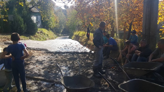 Вже не мають надію на допомогу: на Тячівщині люди самотужки забетонували проблемну дорогу