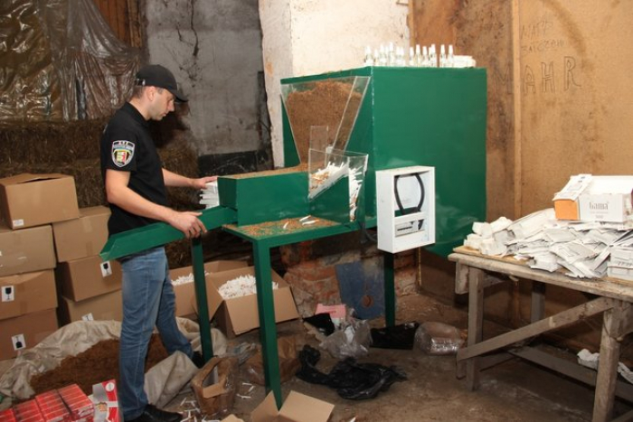 На Закарпатті "штампували" цигарки – ліквідовано підпільний цех (ФОТО)