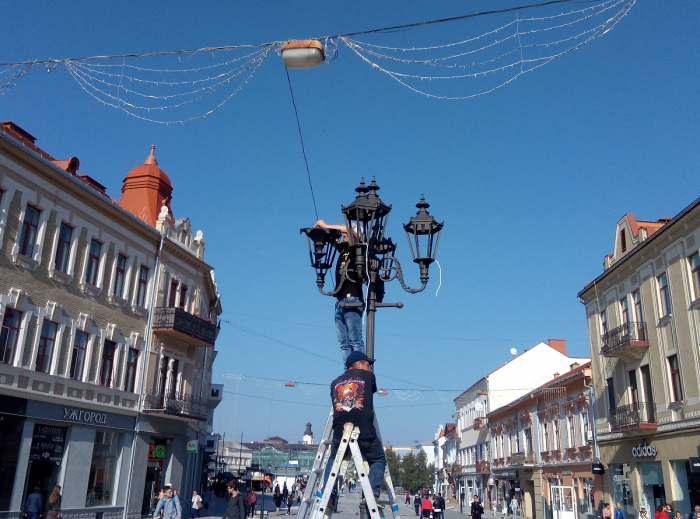 "Перший пішов": які ліхтарі встановлюють по центру площі Петефі?