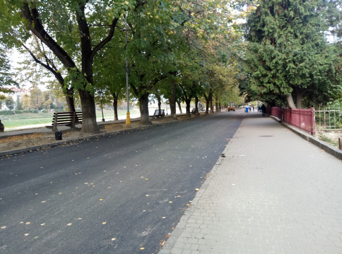 Приємно дивитися – набережна Незалежності в Ужгороді оновлюється