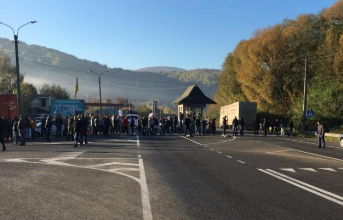 Трасу в Нижніх Воротах перекрили частково: час від часу пропускають автівки