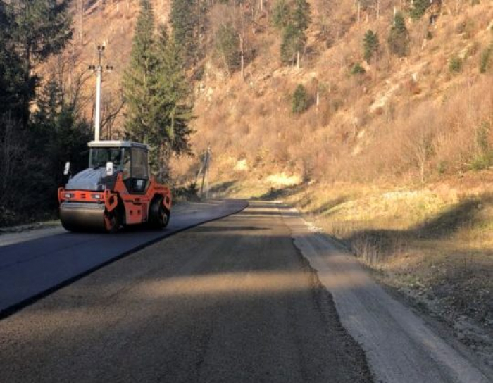 Тячівщина: вперше суцільним асфальтом з’єднають Усть-Чорну і Лопухів (ФОТО)
