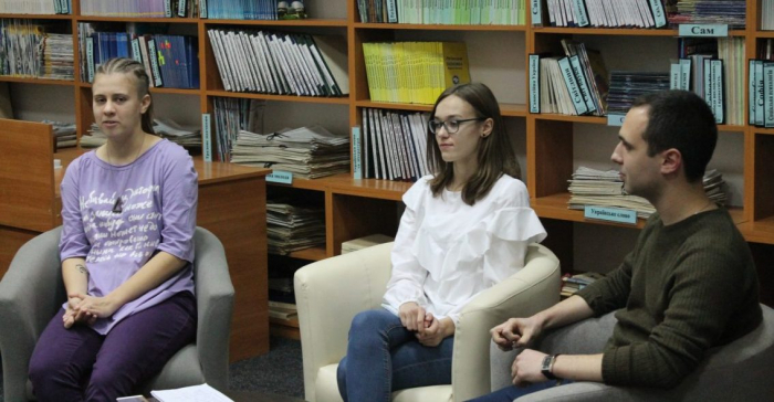 У головній закарпатській книгозбірні поетично стартували студенти УжНУ