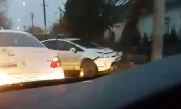 Поліцейські на "Пріусі" "поцілували" дерево в Ужгороді (ВІДЕО)