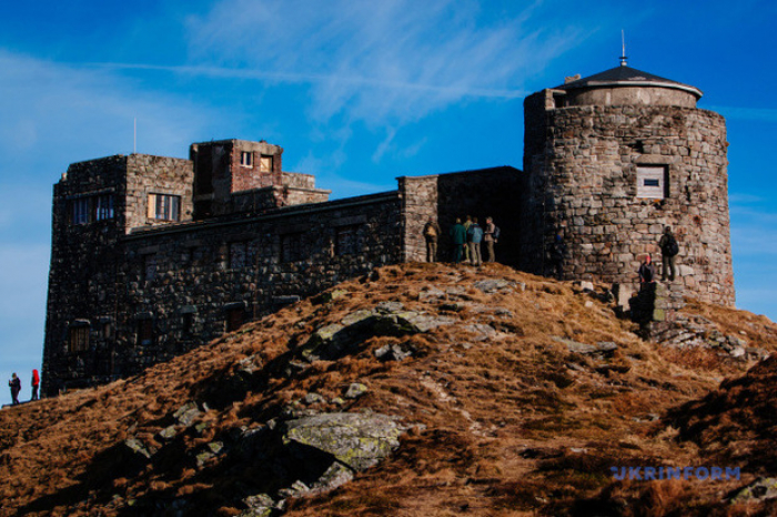 Білий Слон на Чорній горі в Закарпатті – обсерваторія, яку з’їла війна (ФОТО)