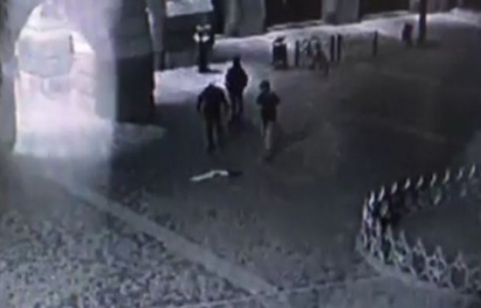 Зірвав Державний Прапор, кинув на землю та походив по ньому: в Мукачеві за таку наругу судитимуть 23-річного мешканця