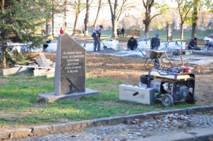 "Свіча пам'яті" в Ужгороді: розпочався завершальний етап встановлення монументу жертвам голодомору