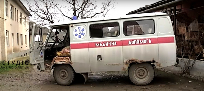 Вже 18 років жителів села на Воловеччині обслуговує карета «швидкої допомоги», вкрита іржею