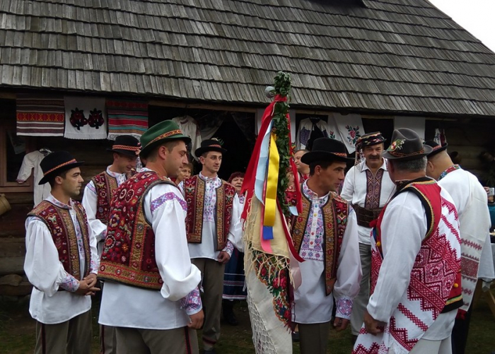 "Фотки й відео скоро ни будуть" – закарпатці жартують, як у краї святкують весілля