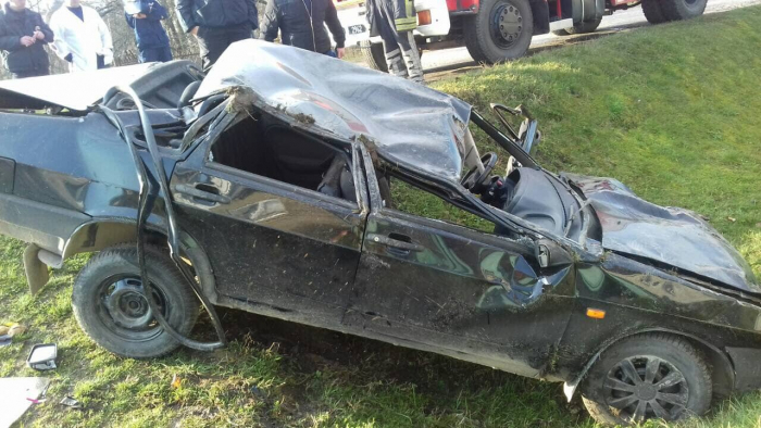 На Свалявщині легковик перекинувся на узбіччі, є травмовані (ФОТО)