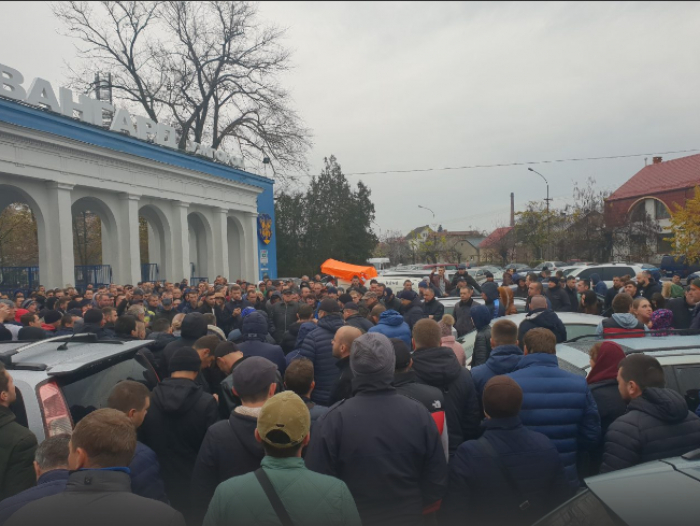 Сотні власників євроблях зібралися біля "Авангарду" в Ужгороді. На місце прибула поліція (ФОТО)