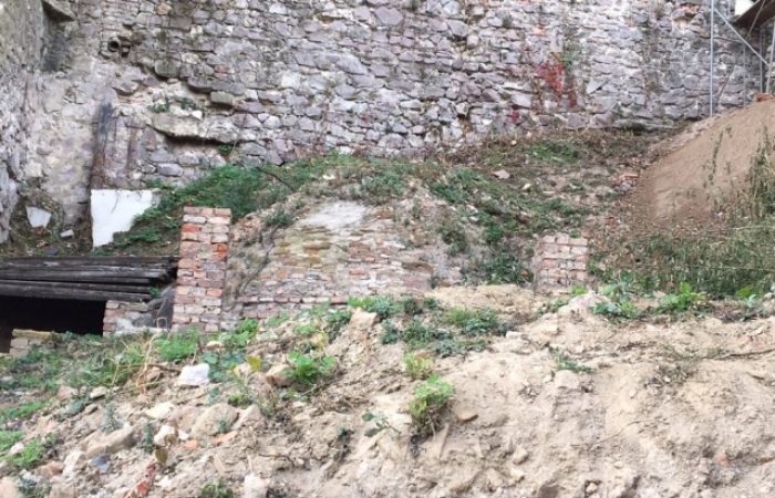 У Мукачівському замку відкопали дивну споруду, ймовірно, мусульманську мечеть (ФОТО)