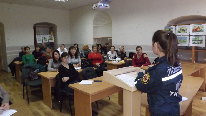 Рятувальники Закарпаття навчали надавати першу психологічну допомогу потерпілому 