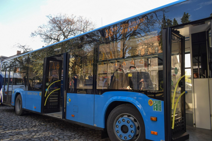 ДТП на транспортному мості в Ужгороді: пошкоджено новий автобус