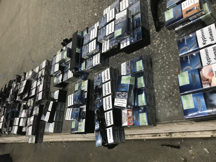 Закарпатські митники вилучили в українця «Opel» та цигарки