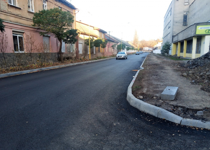 Чому просідає асфальт на вулиці Шумній в Ужгороді?