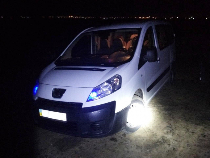 На околиці Ужгорода затримали нелегала з переправниками