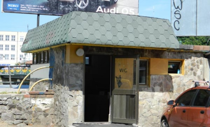 Чому в Ужгороді не лишилося жодного громадського туалету? 