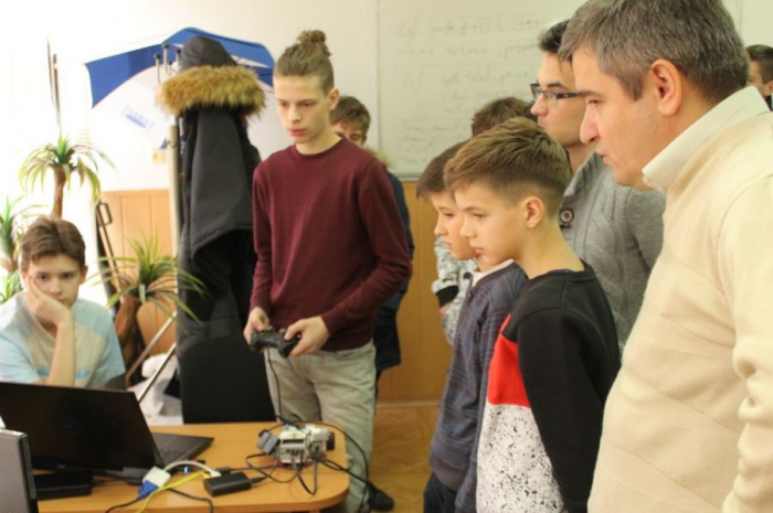 Майбутнє уже сьогодні: в УжНУ програмують та навчають роботів