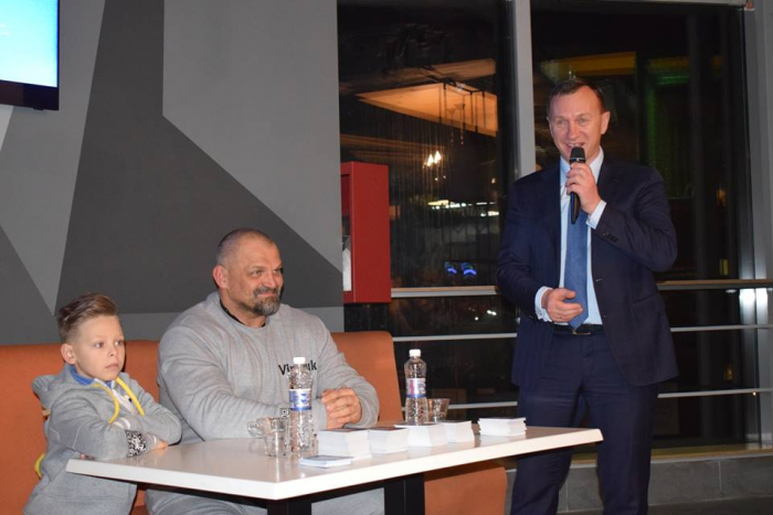 «Пригоди S Миколая»: ужгородці й гості обласного центру зустрілися з акторами фільму-новинки (ФОТО)