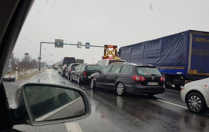 Заробітчани їдуть додому: на закарпатських пунктах пропуску сотні автівок стоять в чергах