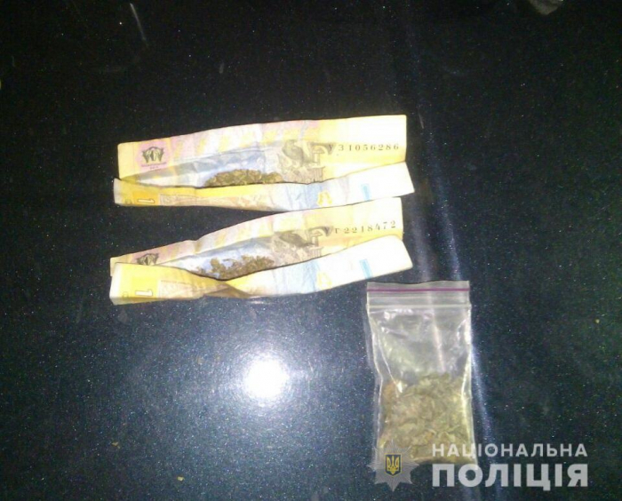 На Закарпатті в автівці чоловіка знайшли наркотики