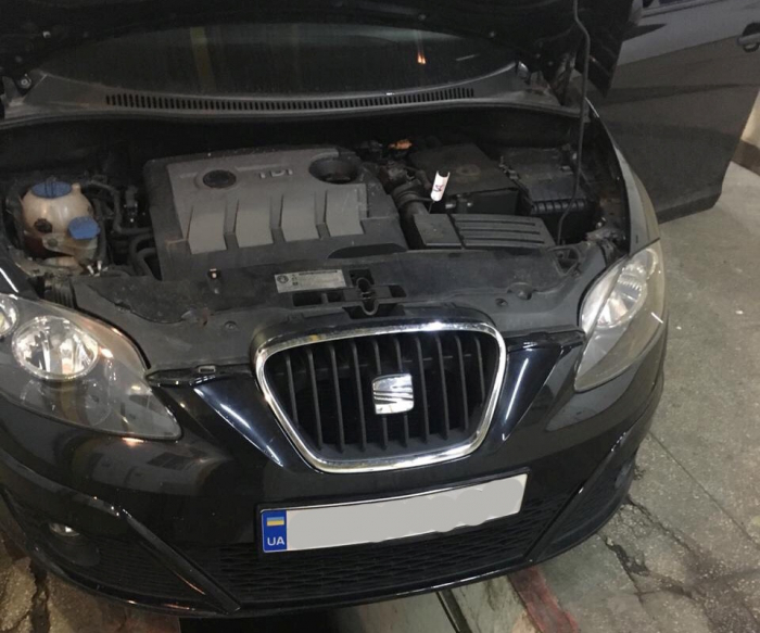 Закарпатські митники в автомобілі «SEAT» знайшли приховані цигарки