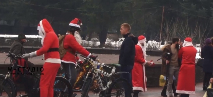 «SANTA BIKE FEST»: у Хусті міськими вулицями їздили на байках справжнісінькі Санта Клауси