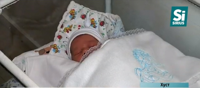 Покинутий малюк! У Хусті шукають маму немовляти, якого залишили просто в під’їзді