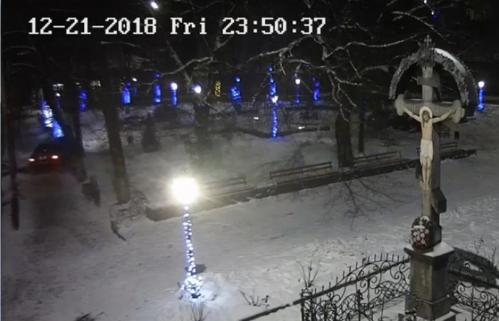 Збив лавицю та 2 світильники – водій Mercedes нашкодив у Перечині