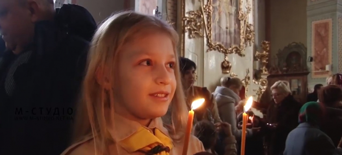 З рук у руки: з місця народження Ісуса Христа на Закарпаття привезли Вифлеємський Вогонь Миру