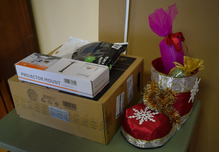 Свято минуло, а подарунки - ні: Ужгородська ЗОШ №6 отримала новий мультимедійний комплекс