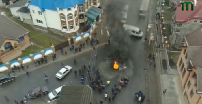 Блокування дороги в Нижній Апші: поки місцеві мітингують, 14-річний підозрюваний – у СІЗО