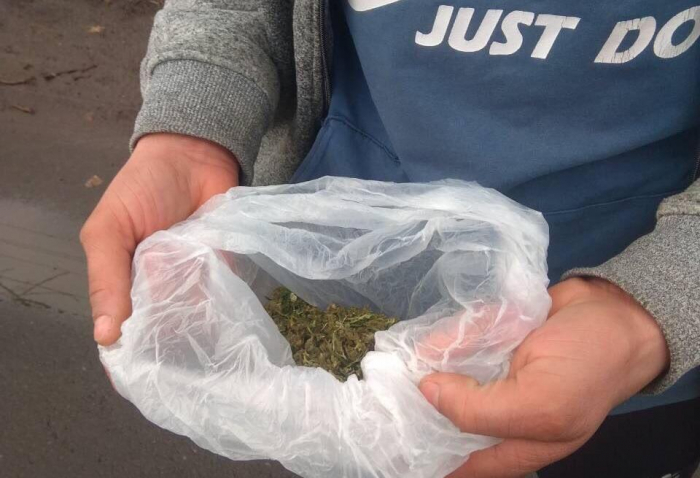 Мешканець Берегова розгулював вулицями міста зі звеселяючою травичкою – поліції не сподобалось