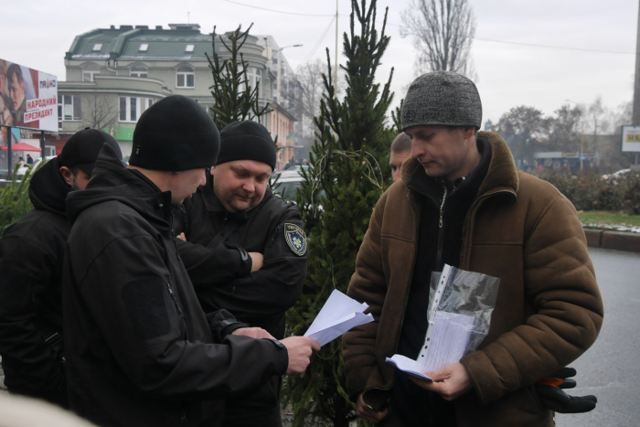 По закону не можемо: в Ужгороді виявляють продавців крадених ялинок. Що їм загрожує?